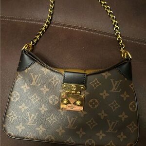 Small to medium Shoulder Bag with Black Accents